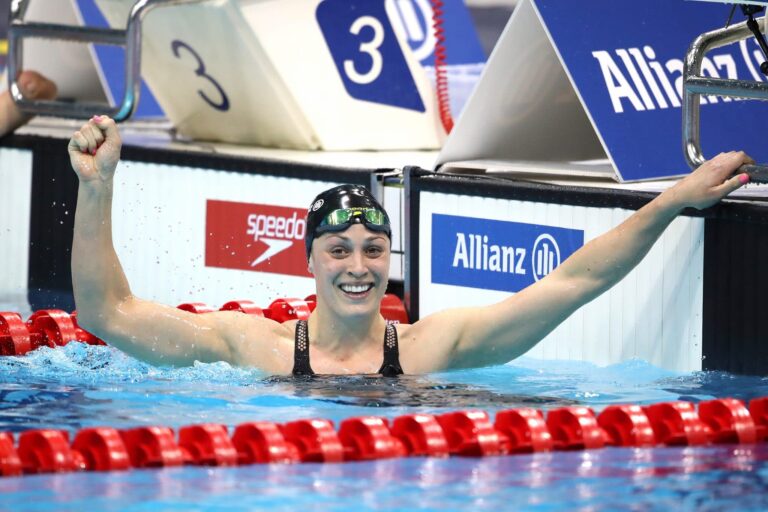 Sophie Pascoe of New Zealand celebrates gold in the Women's 100m Butterfly S9 final