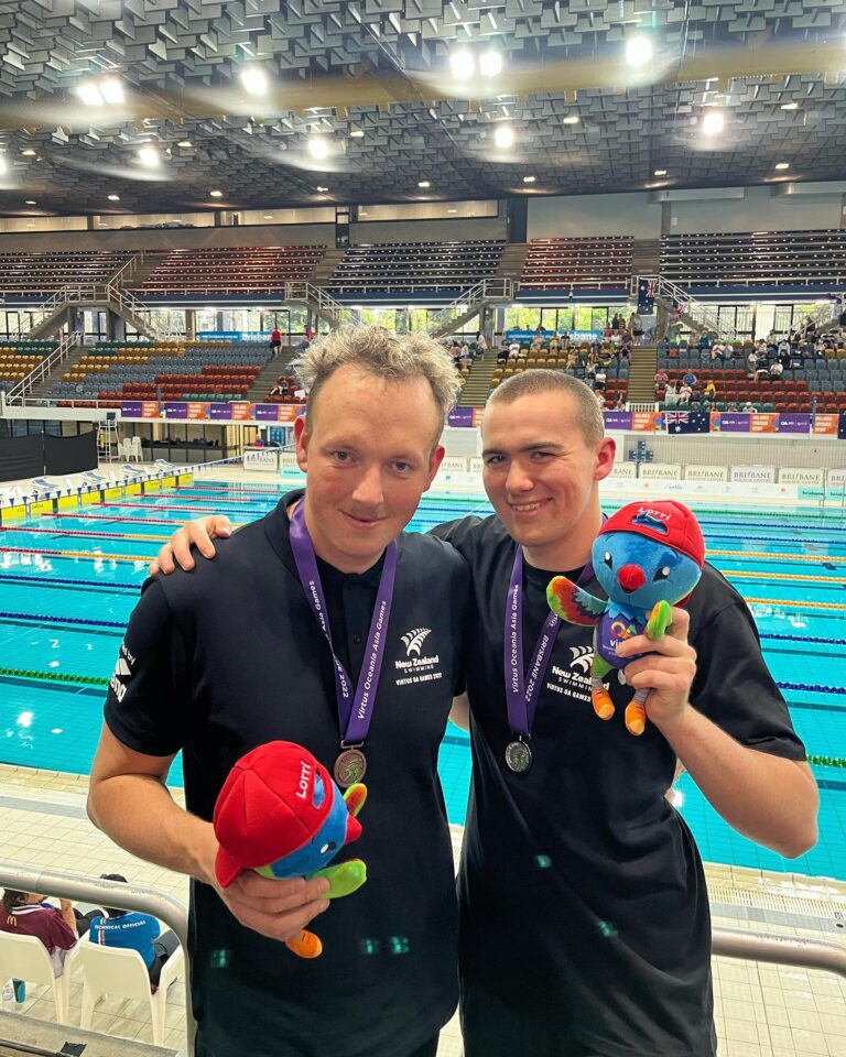 New Zealand swimmers Tate Pichon and Lance Dustow posing together after winning bronze and silver in the Men’s 400m freestyle