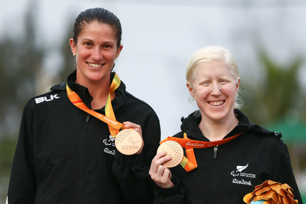 Laura Thompson holds her bronze medal alongside Emma Foy.