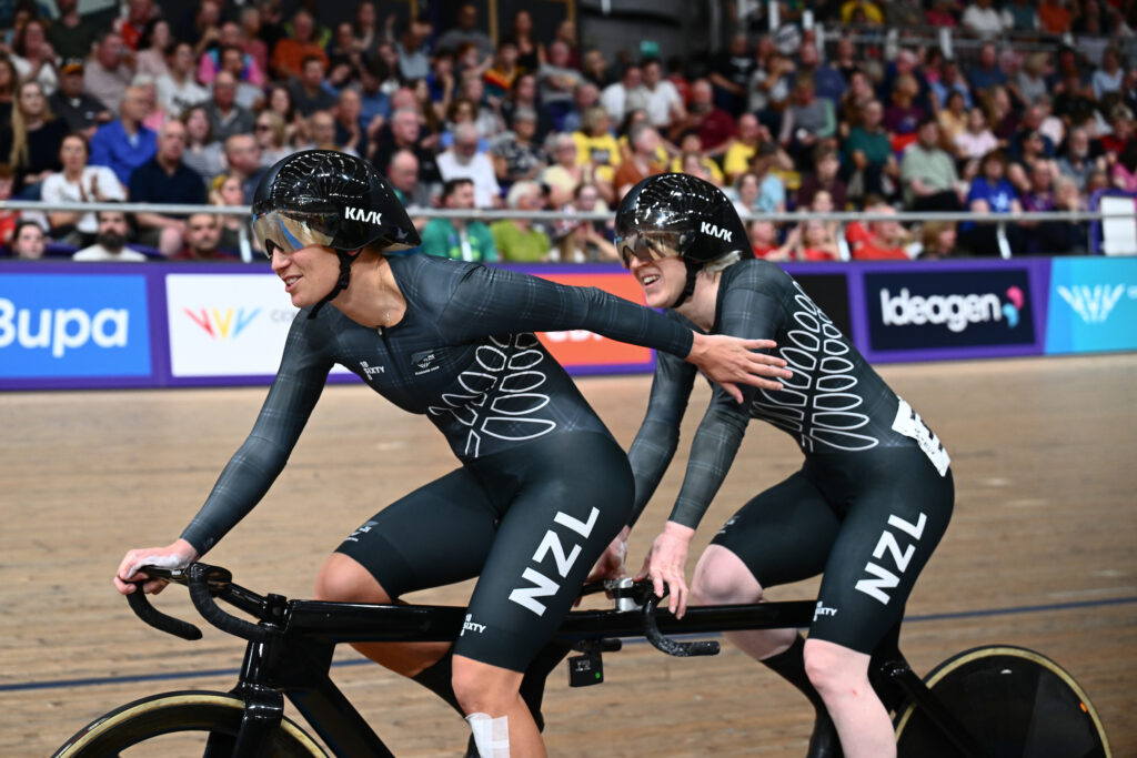 Jessie Hodges pats Emma Foy on the tandem moments after winning the Tandem Sprint B Final at the Glasgow 2026 Commonwealth Games.